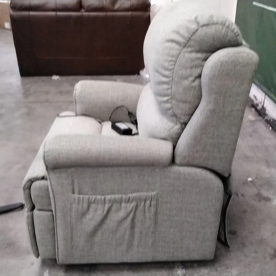 QUALITY BRITISH DESIGNER G PLAN MANUFACTURED NEWMARKET LARGE DUAL ELEVATE CHAIR - SPECKLE VINE FABRIC 