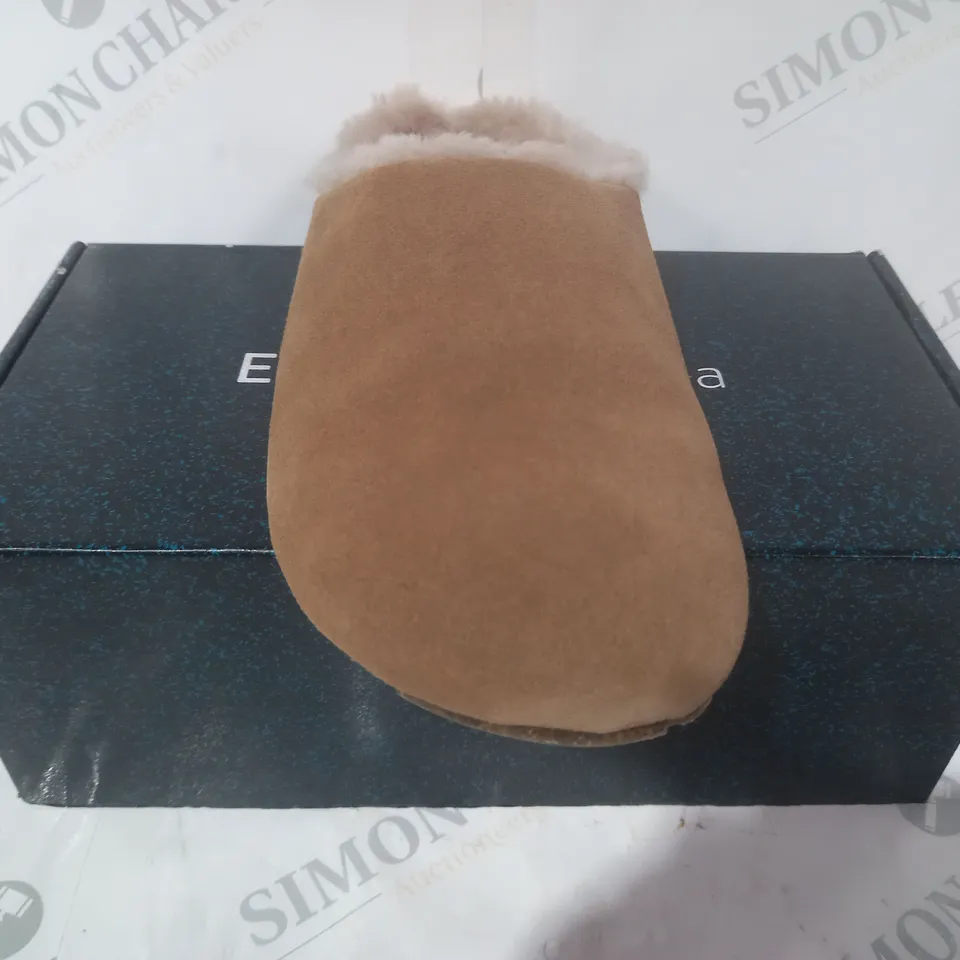 BOXED PAIR OF EMU MONCH CLOG SHOES IN CAMEL SIZE 7
