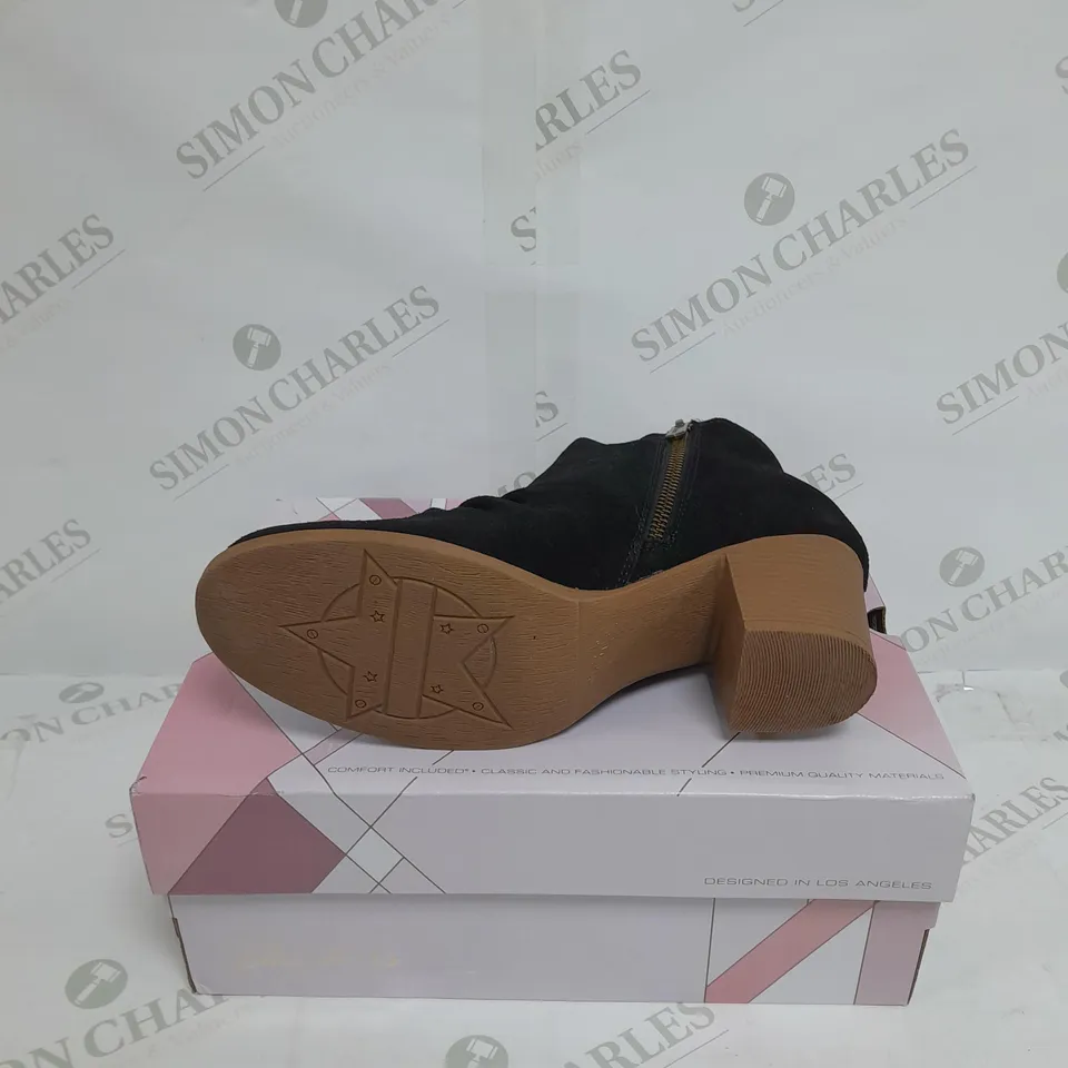 BOXED PAIR OF SKECHERS WATER RESISTANT CITY BOOTS IN BLACK SIZE 6