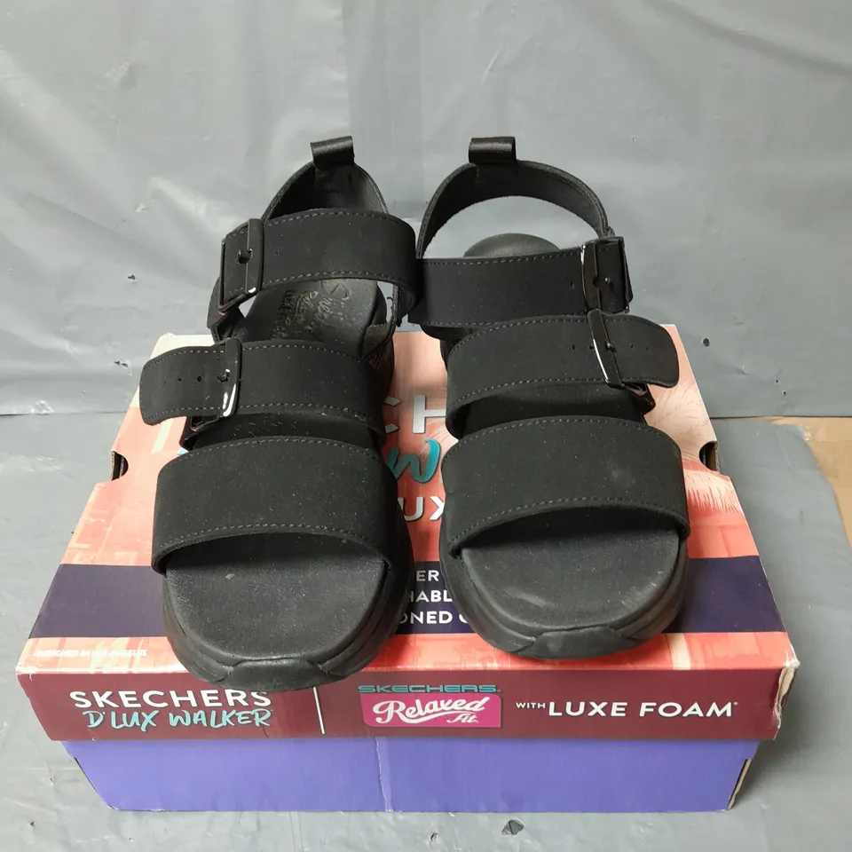 PAIR OF SKECHERS D'LUX WALKER RETRO COSMOS SANDAL BLACK SIZE 6