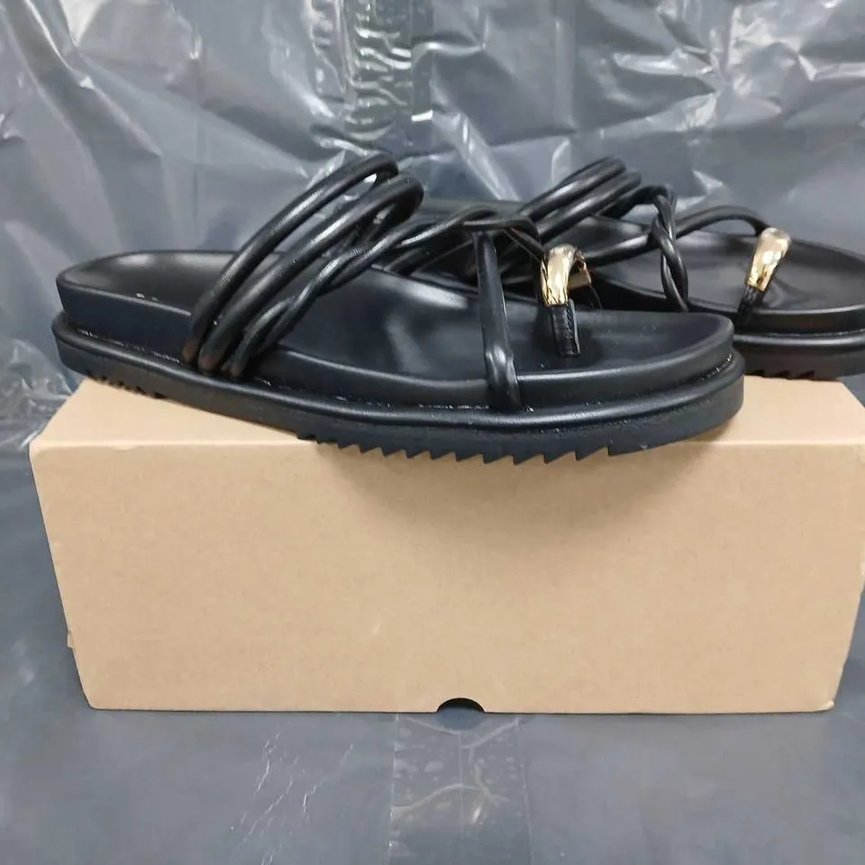 BOXED PAIR OF V BY VERY FLAT SANDALS IN BLACK SIZE UK 7