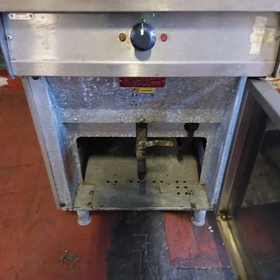COMMERCIAL FRYER 