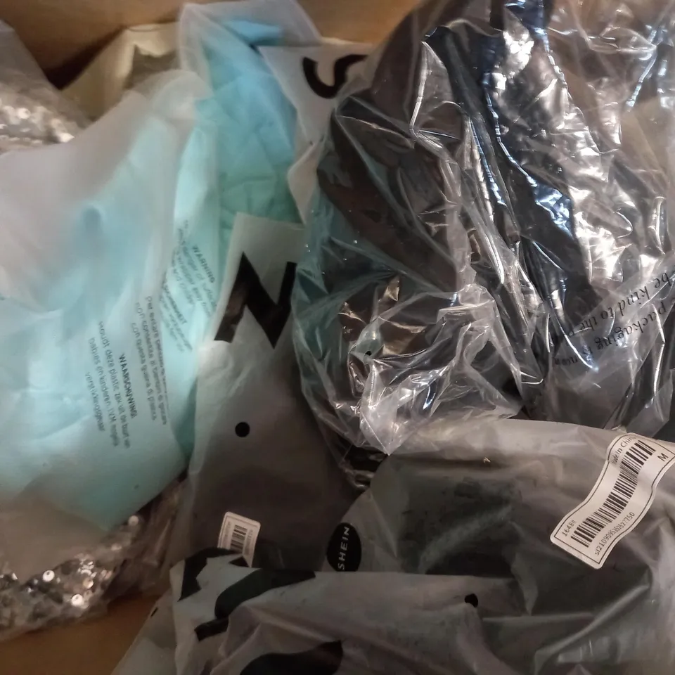 BOX OF APPROXIMATELY 10 ASSORTED CLOTHING AND FASHION ITEMS TO INCLUDE DESIGNER PACK OF SOCKS, BOOHOO ZIP UP WET LOOK LEGGINGS IN BLACK SIZE 18, ETC
