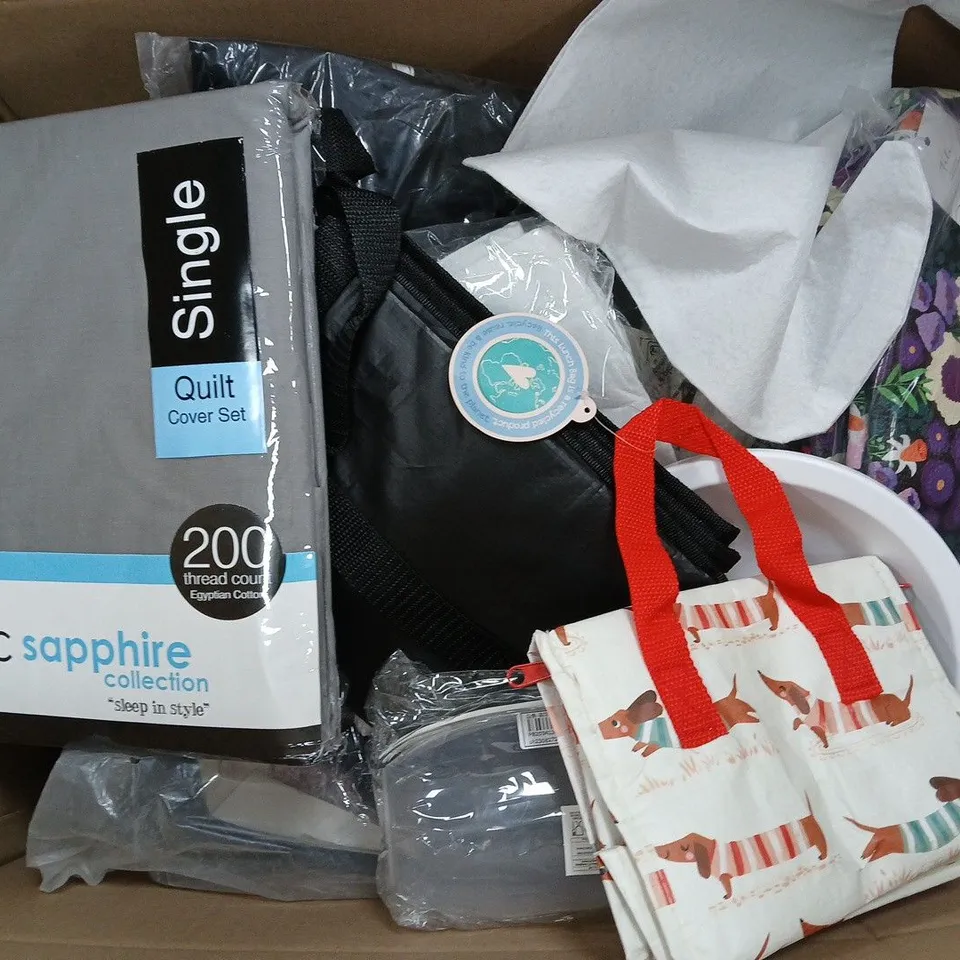 BOX OF APPROXIMATELY 12 ASSORTED HOUSEHOLD ITEMS TO INCLUDE - PAPER TOWEL DISPENSER, ASSORTED BAGS, AND DUVET COVER SETS ETC. 