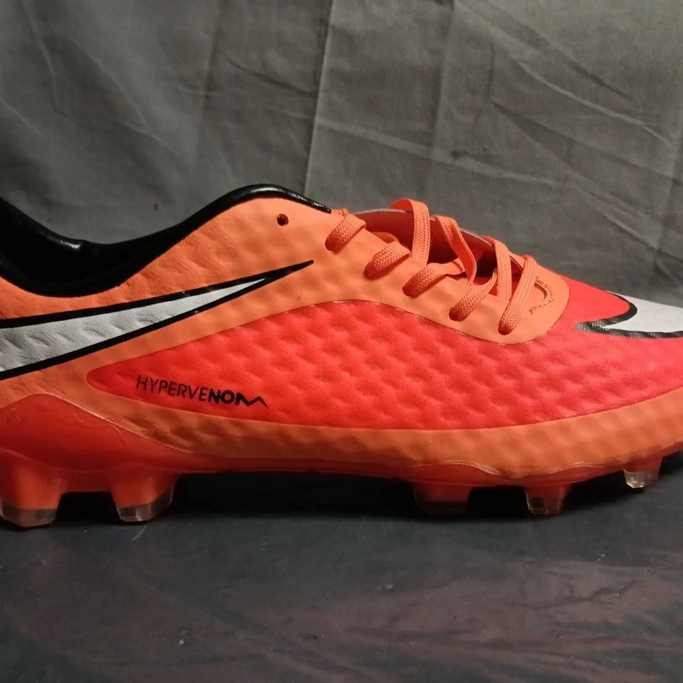 UNBOXED PAIR OF NIKE HYPERVENOM FOOTBALL BOOTS – SIZE UNSPECIFIED
