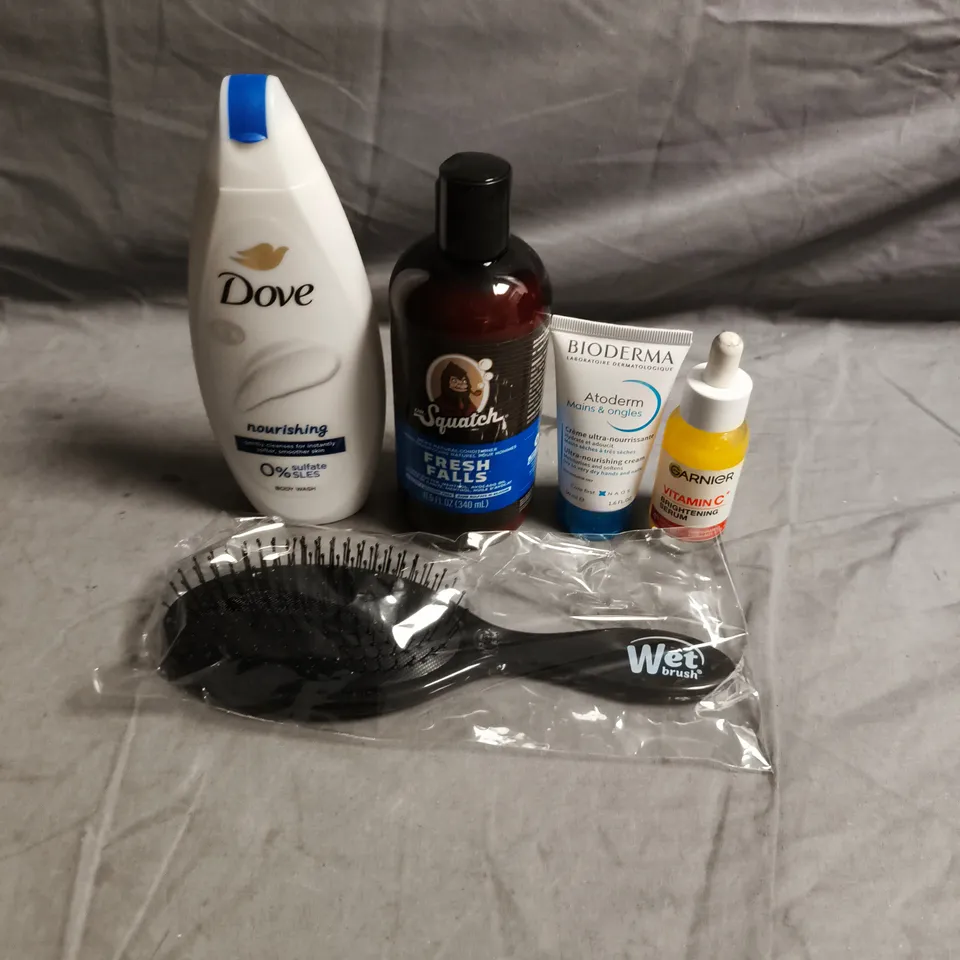 APPROXIMATELY 20 HEALTH AND BEAUTY PRODUCTS TO INCLUDE DOVE BODY WASH, DR SQUATCH FRESH FALLS CONDITIONER AND GARNIER VITAMIN C SERUM