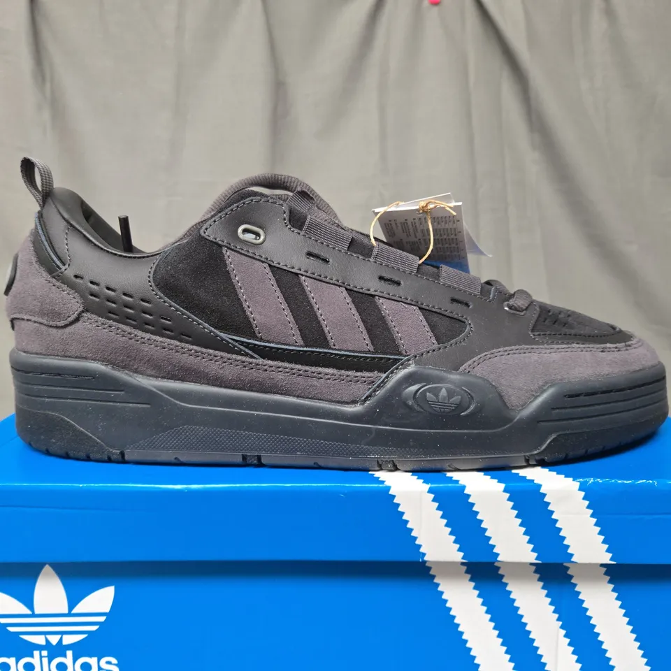 BOXED ADIDAS ADI2000 IN BLACK TRAINERS - UK 12 1/2