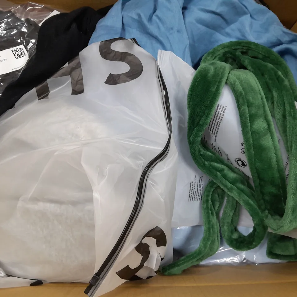 BOX OF APPROXIMATELY 25 ASSORTED CLOTHING ITEMS TO INCUDE - JACKET  , HOODIE ,SOCKS   ETC