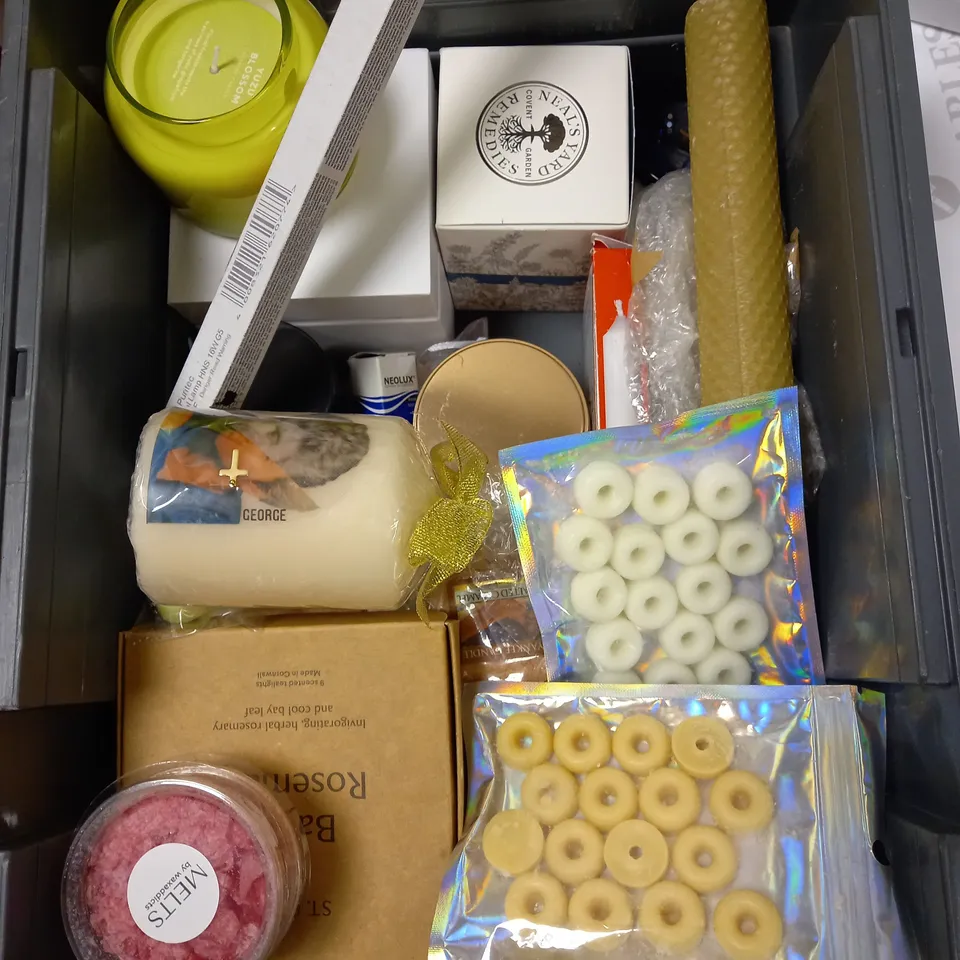 LOT OF APPROX 20 CANDLES AND WAX MELTS 
