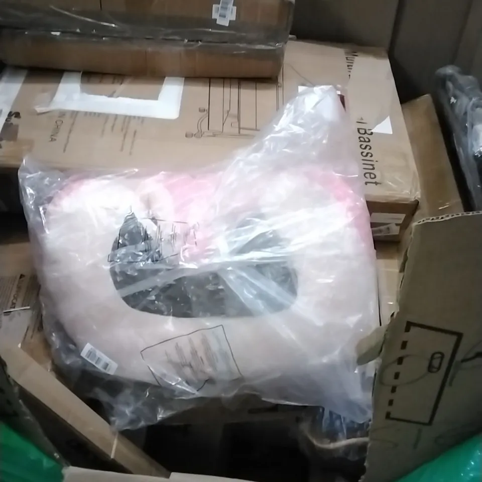 PALLET OF ASSORTED HOUSEHOLD GOODS AND PRODUCTS TO INCLUDE; TRAVEL BAG, HIGH CHAIR, WOK, SILICONE BABY ETC