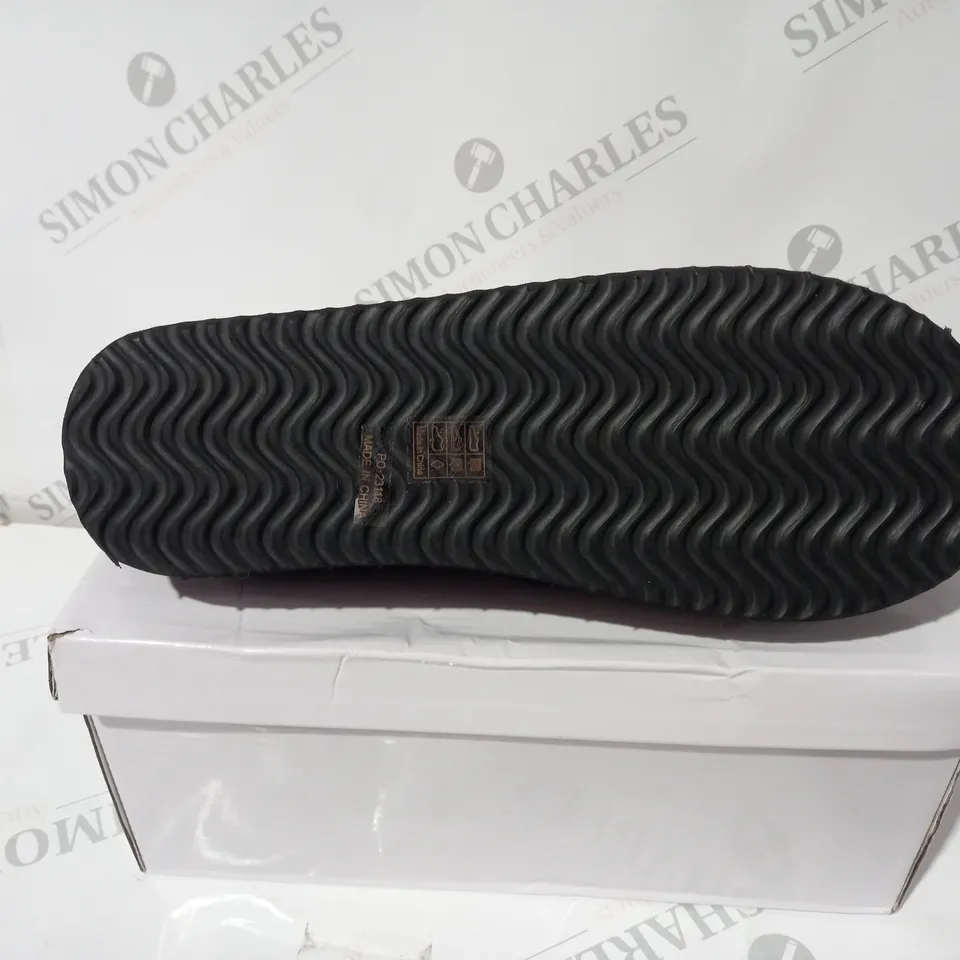 KRUCH SIZE 7 BLACK SHOES
