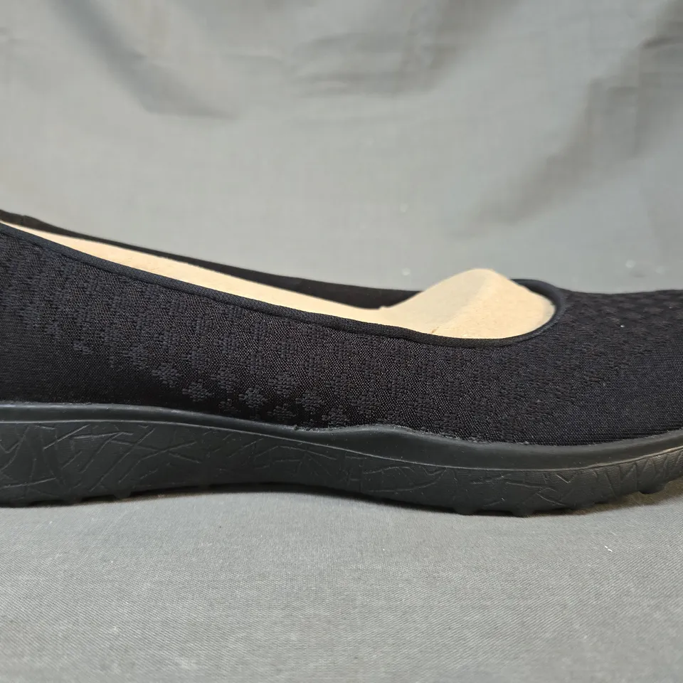 BOXED PAIR OF SKECHERS SLIP-ON SHOES IN BLACK UK SIZE 6