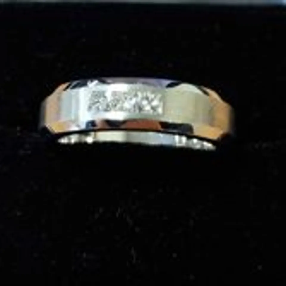 18CT WHITE GOLD WEDDING BAND SET WITH NATURAL PRINCESS CUT DIAMONDS