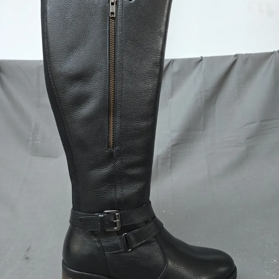 BOXED PAIR OF LOTUS JIVE II KNEE-HIGH BOOTS IN BLACK SIZE 7