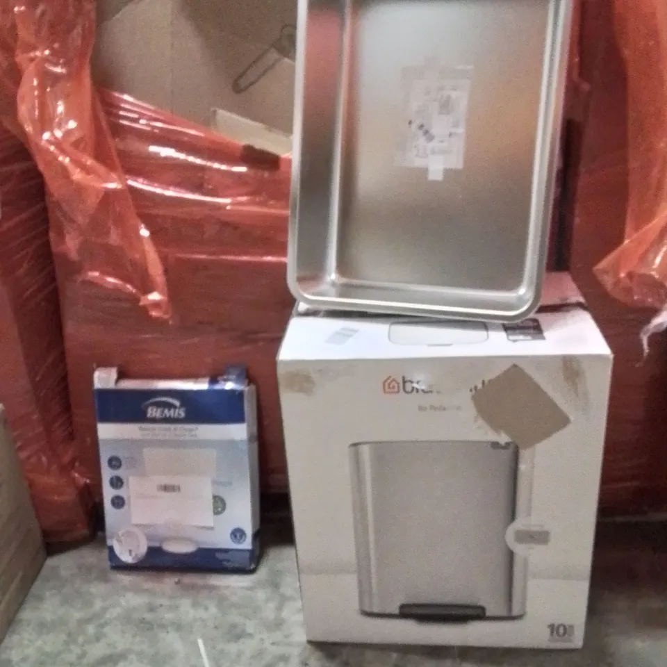 PALLET OF ASSORTED ITEMS INCLUDING:TOILET SEAT,TRASH CAN,CAT LITTER TRAY 