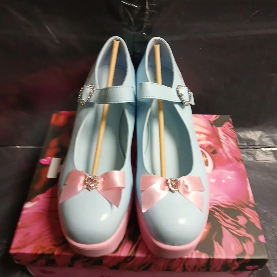 BOXED PAIR OF KOI LIGHT-BLUE PATENT MARY JANE SHOES WITH PINK PLATFORM, BOW & HEART BUCKLE - UK SIZE 11