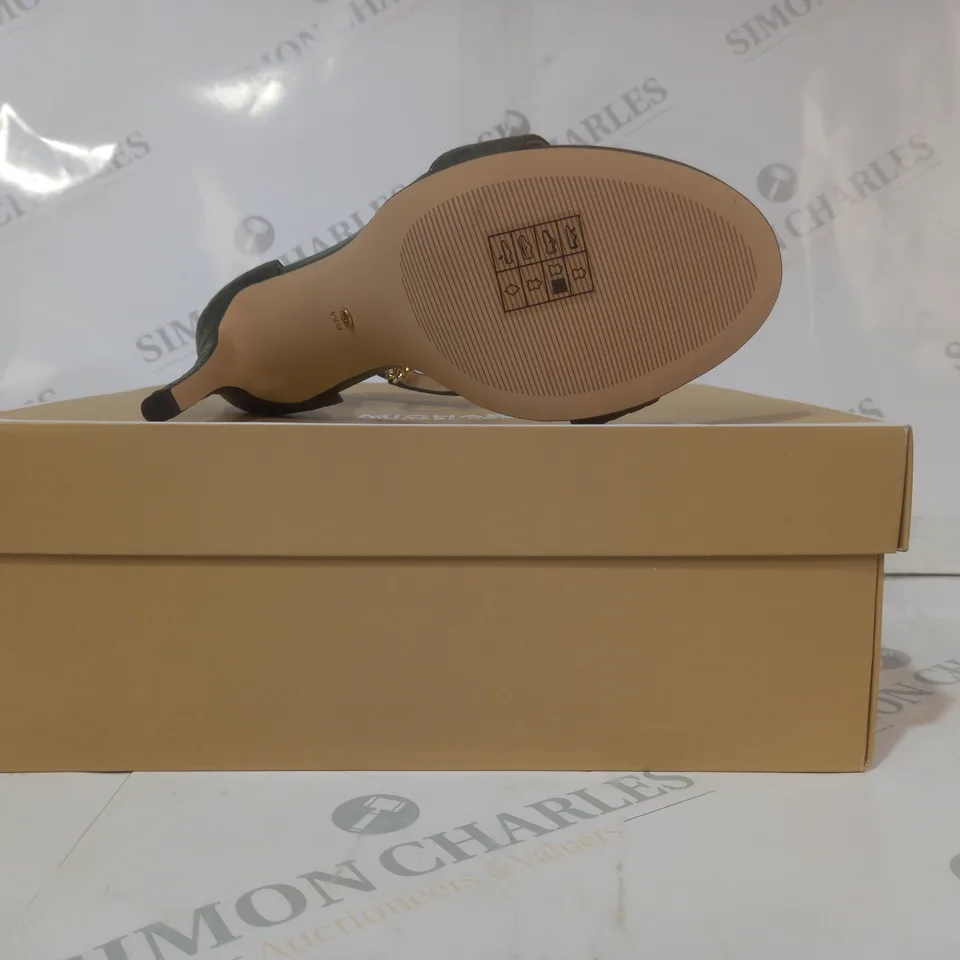BOXED PAIR OF MICHAEL KORS HAMILTON HEELED SANDALS IN GREEN US SIZE 8M