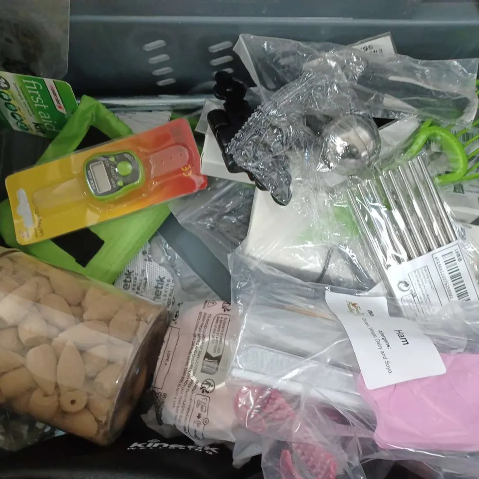 APPROXIMATELY 15 ASSORTED PRODUCTS TO INCLUDE COCOPUP LONDON LARGE DOG COLLAR, ARC CAKE SLICE, KITCHEN SCISSORS, ALUMINIUM SECATEURS