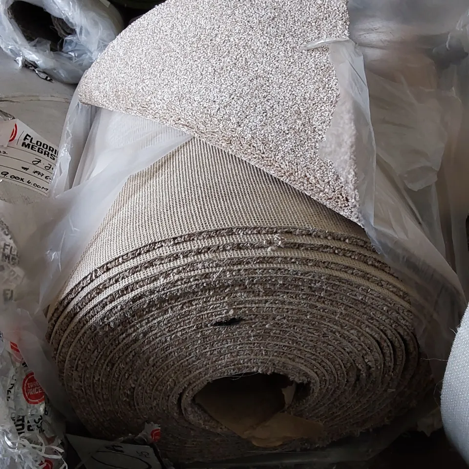 LARGE ROLL OF QUALITY HEATHCOTE CARPET // SIZE UNSPECIFIED 