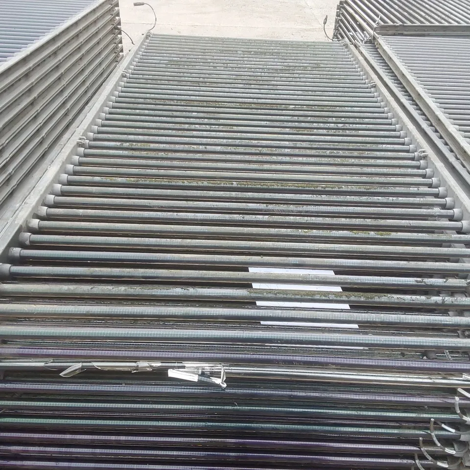 PALLET CONTAINING A VERY LARGE QUANTITY OF SOLAR PANELS