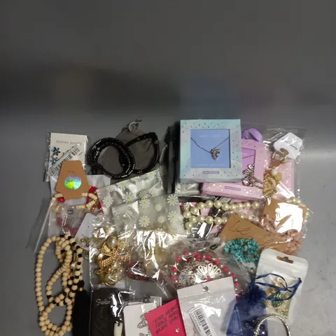LARGE QUANTITY OF ASSORTED JEWELLERY TO INCLUDE: NECKLACES, RINGS, BRACELETS AND EARRINGS