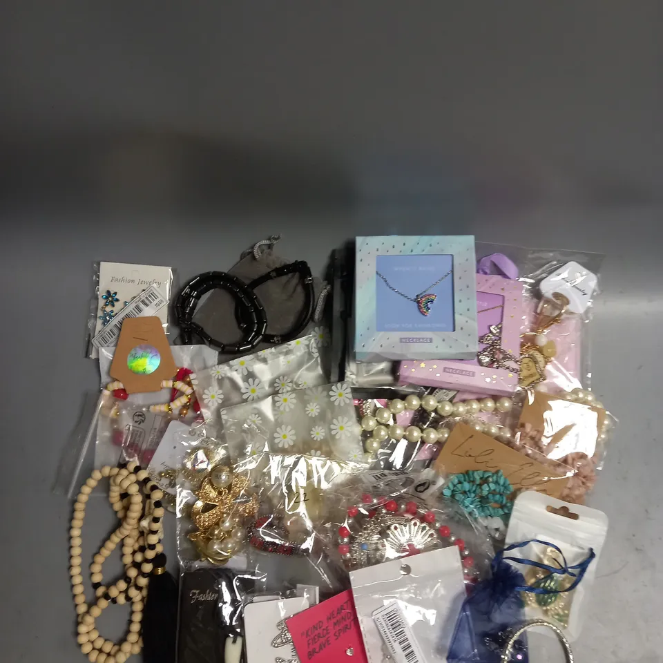 LARGE QUANTITY OF ASSORTED JEWELLERY TO INCLUDE: NECKLACES, RINGS, BRACELETS AND EARRINGS