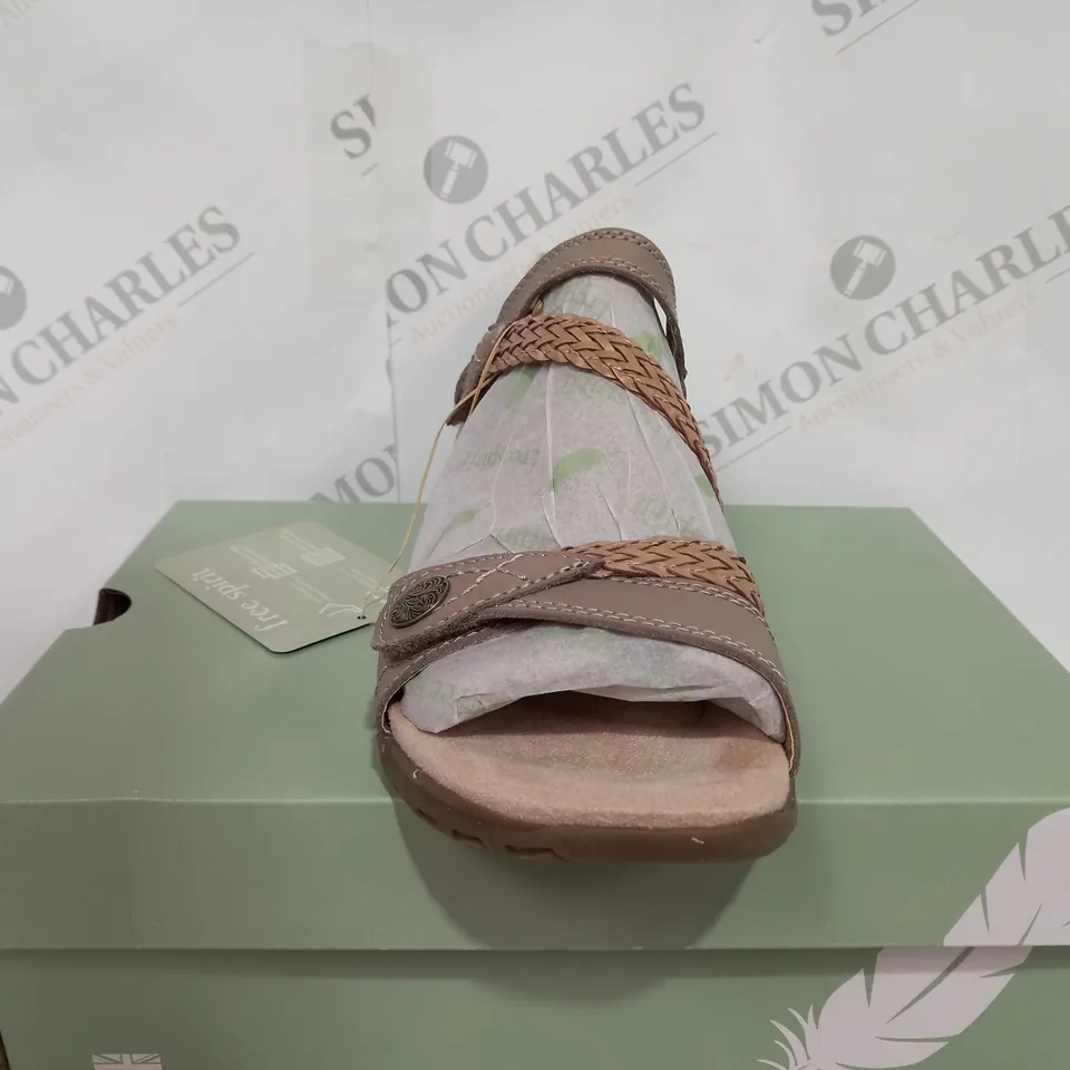 BOXED FREE SPIRIT MALIBU HIGH FLAT SANDLAS WITH OPEN TOE - SIZE 7