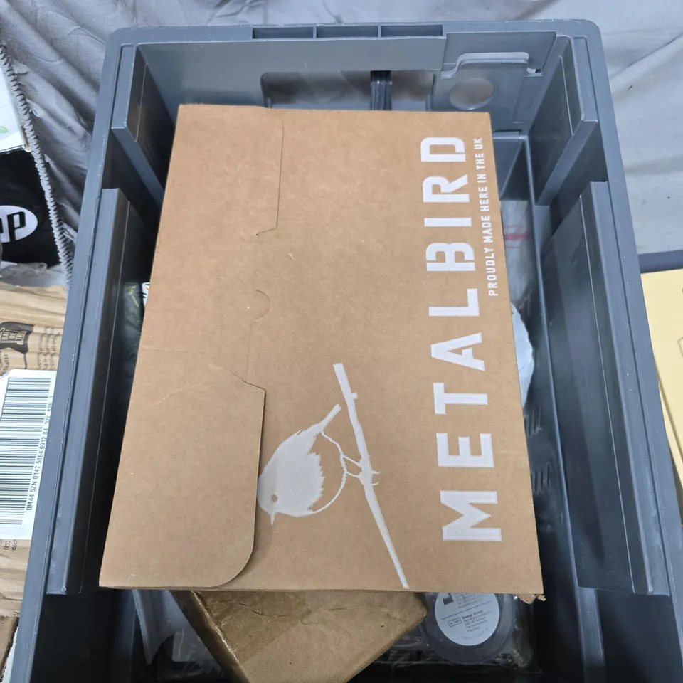 APPROXIMATELY 10 ASSORTED HOUSEHOLD ITEMS TO INCLUDE REFUSE SACKS, PET FOUNTAIN REPLACEMENT FILTER & METAL BOWLS ETC