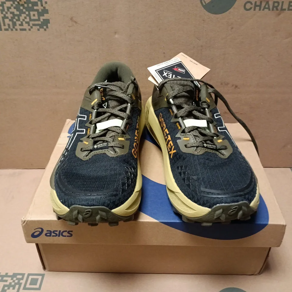 BOXED PAIR OF ASICSGEL TRABUCO 13 GTX SHOES IN GREEN - UK 7.5