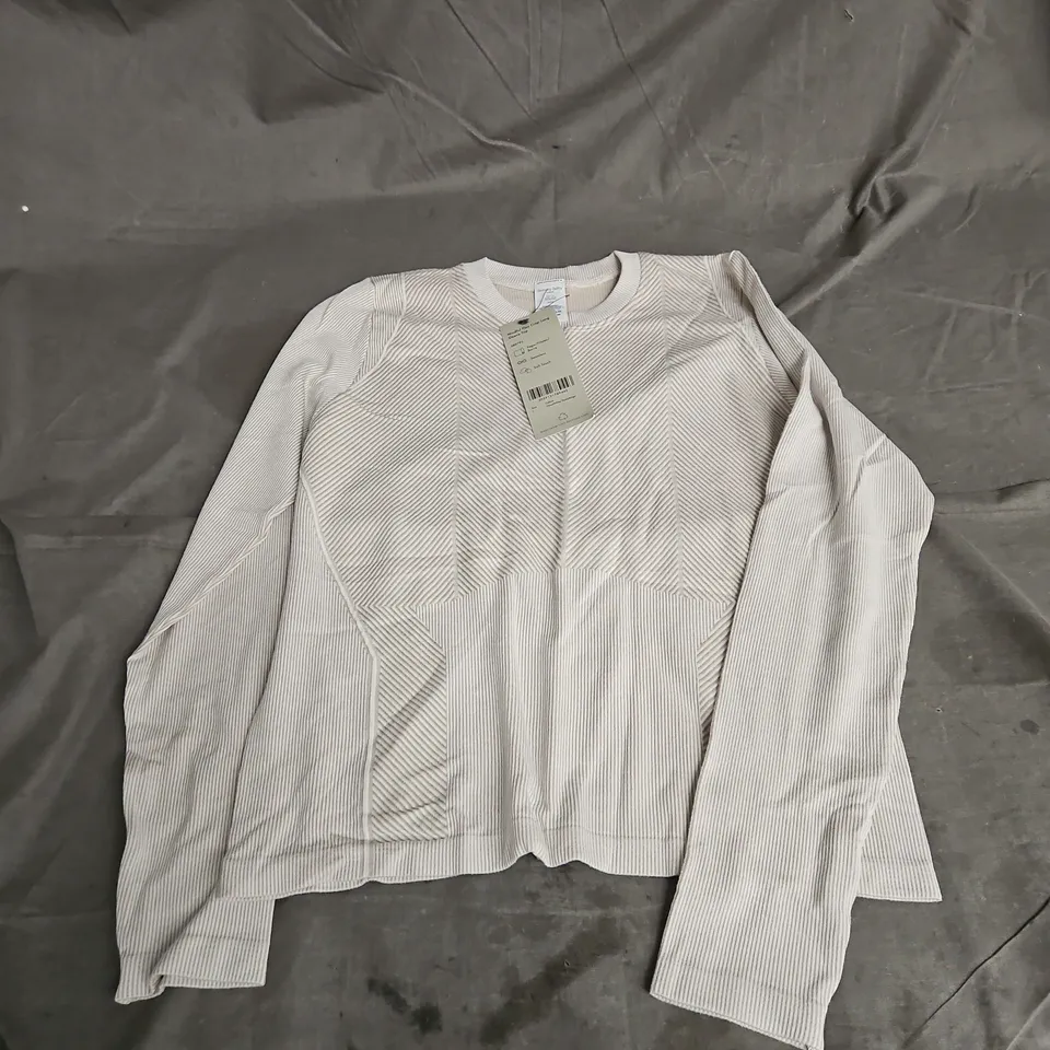 SWEATY BETTY MINDFUL FLEX CROP LONG SLEEVE TOP IN CLOUD WHITE/DUSTY BEIGE SIZE L