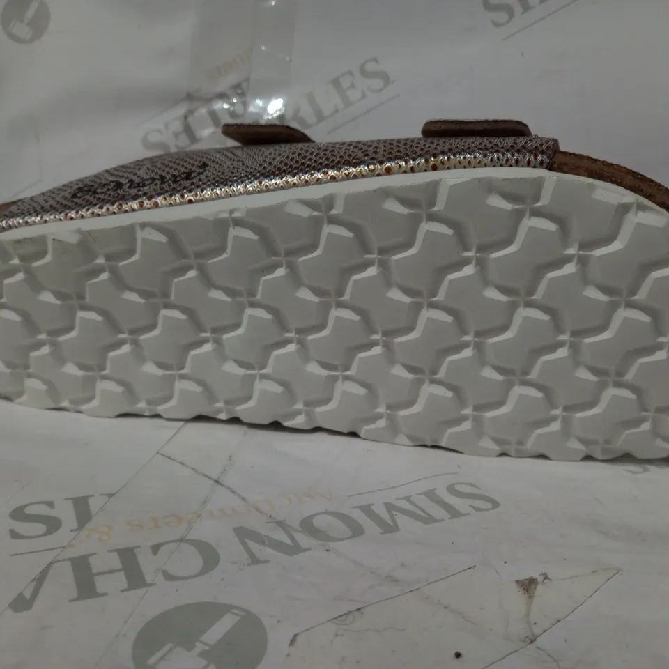 BOXED PAIR OF BONOVA SNAKE DOUBLE STRAP FOOTBED SANDALS IN SILVER EFFECT SNAKE SKIN PATTERN UK SIZE 8