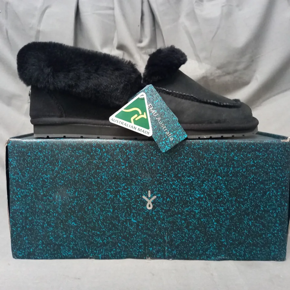 BOXED PAIR OF EMU AUSTRALIA SLIPPERS IN BLACK SIZE 9