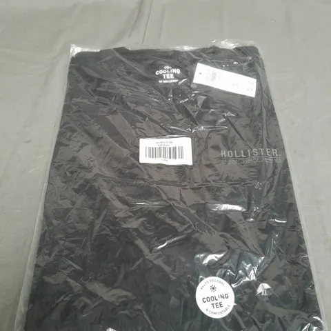 SEALED HOLLISTER COOLING TEE IN BLACK - XL