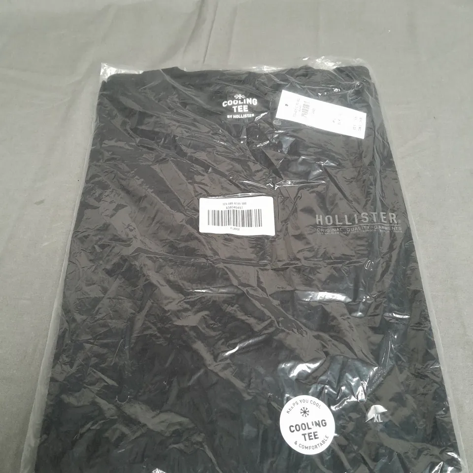 SEALED HOLLISTER COOLING TEE IN BLACK - XL