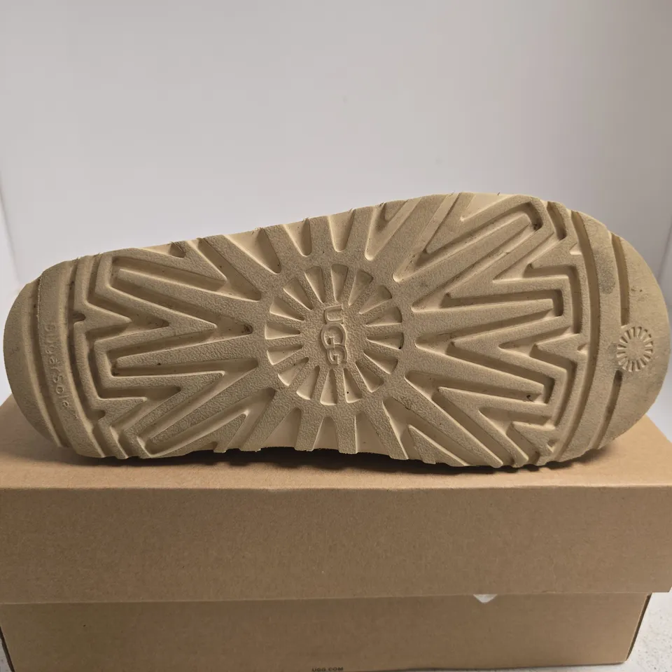 BOXED PAIR OF WOMENS UGG GOLDENSTAR CROSS SLIDE – OLIVE GREEN, UK 7 (EU 40)