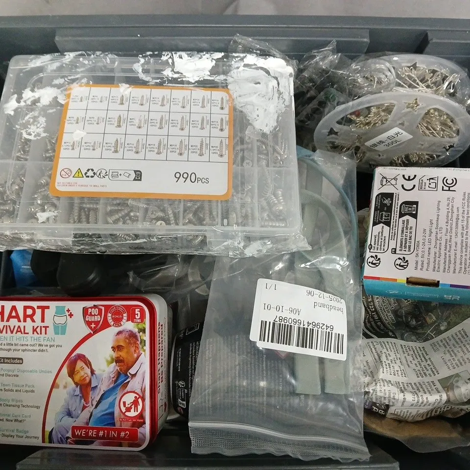 APPROXIMATELY 15 ASSORTED HOUSEHOLD ITEMS TO INCLUDE LAKELAND SINGLE PORTION BAKING TRAY, DYLON SANDY BEIGE, SCREW SET, ETC