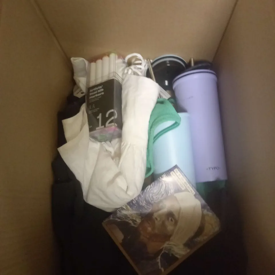 BOX OF APPROXIMATELY 15 ASSORTED HOUSEHOLD ITEMS TO INCLUDE ARTISTS DUAL NIB MARKERS, RAMEN STACK GAME, FAUX LEATHER JACKET ETC