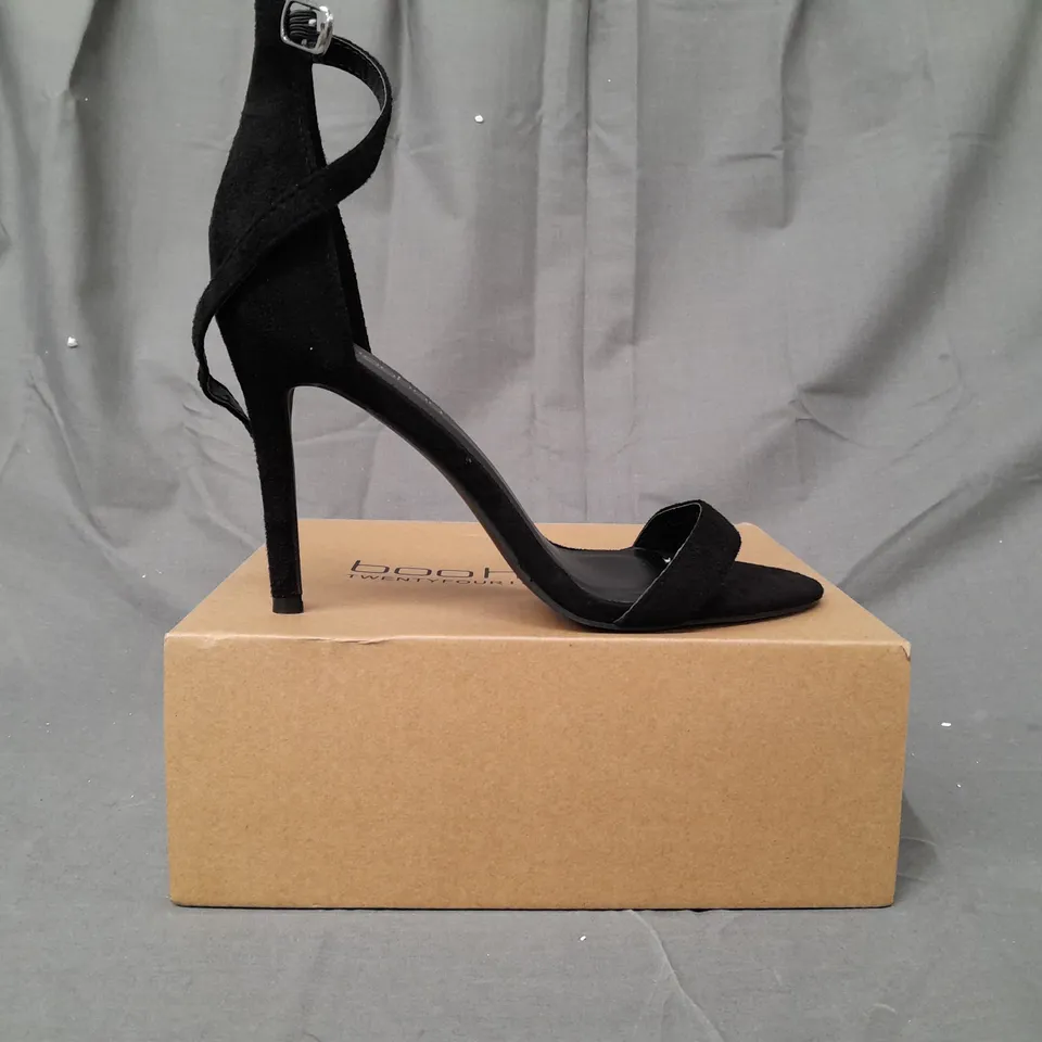 BOXED PAIR OF BOOHOO OPEN TOE HIGH HEEL SHOES IN BLACK SIZE 7
