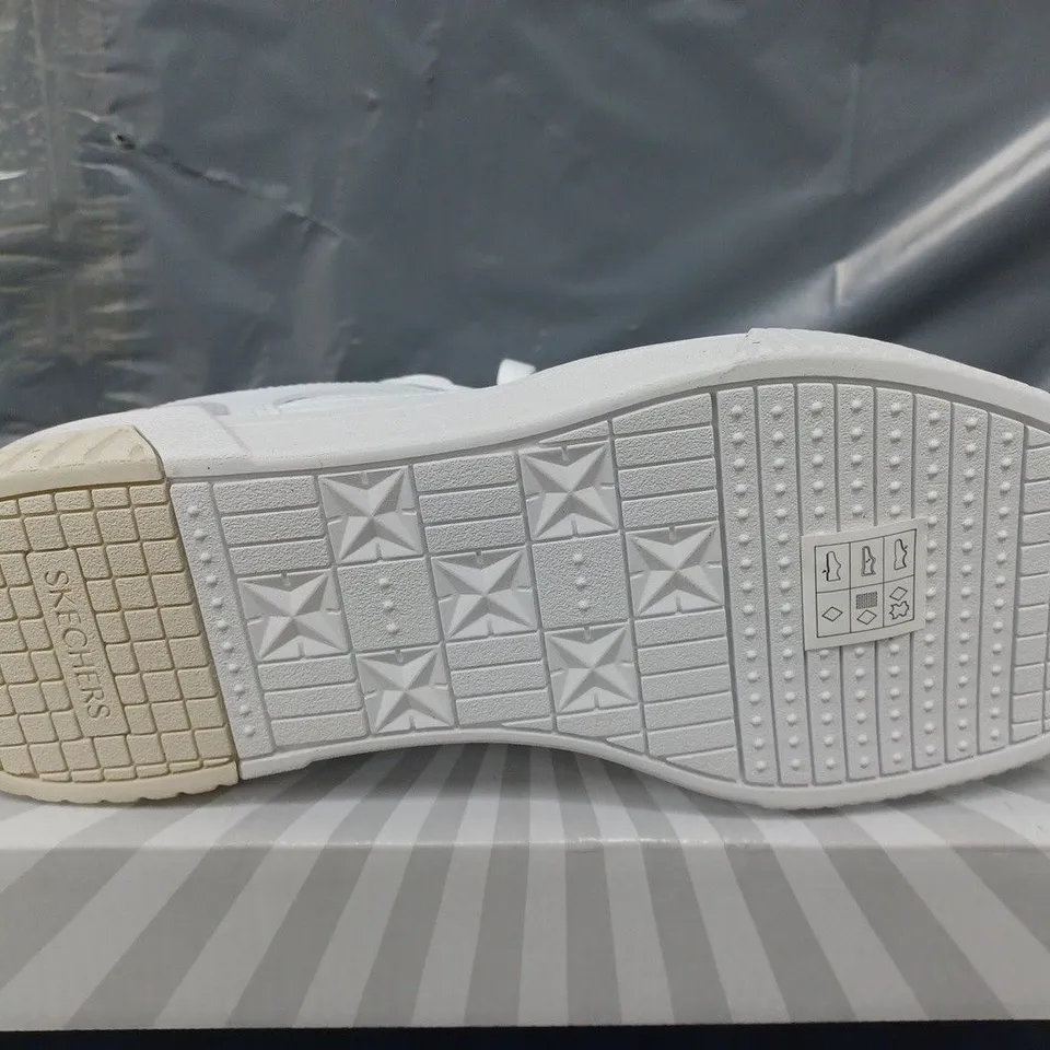 BOXED SKECHERS COURTCLASSIC TRAINERS IN WHITE - SIZE 5