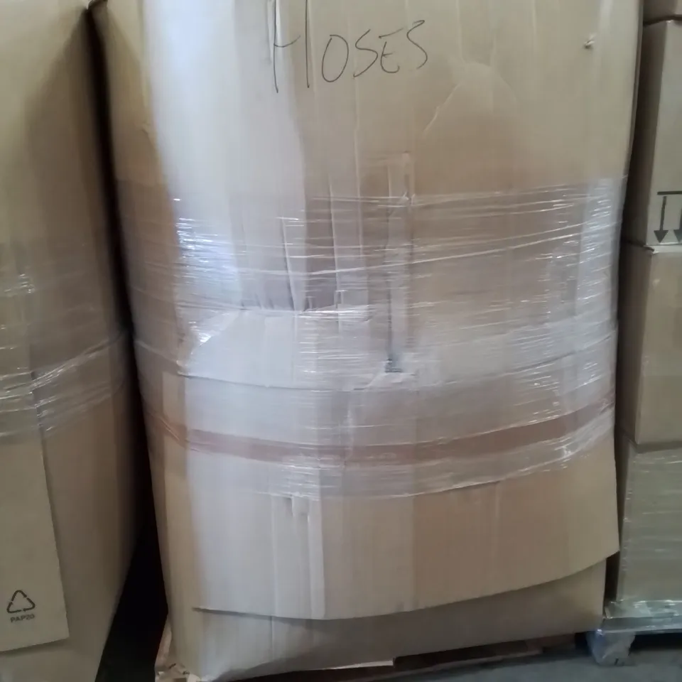 PALLET CONTAINING A LARGE QUANTITY OF HOSES 