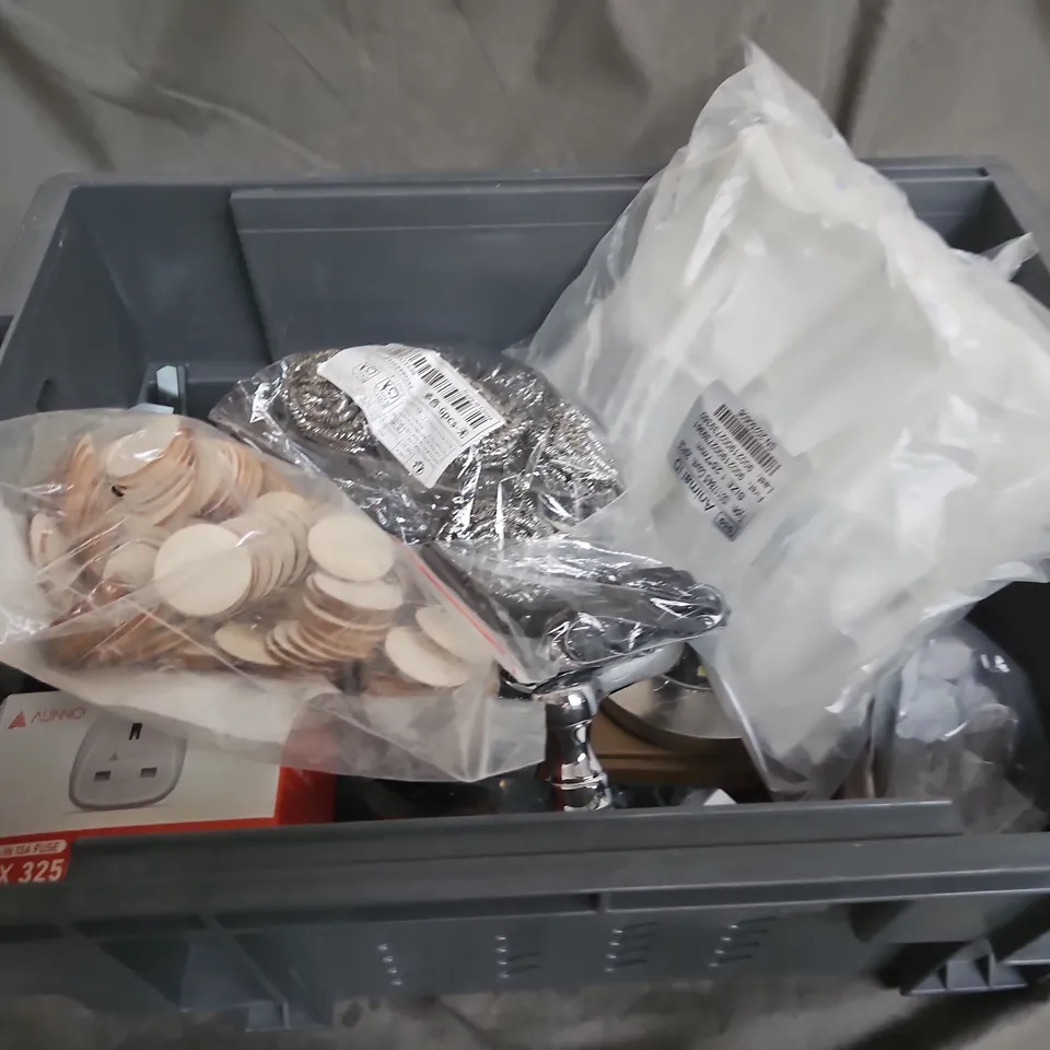 APPROXIMATELY 10 ASSORTED HOUSEHOLD ITEMS 