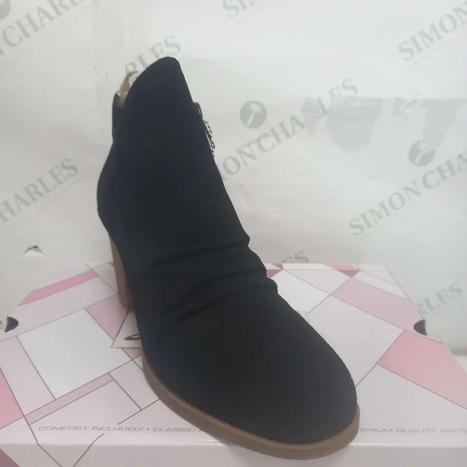 BOXED PAIR OF SKECHERS WATER RESISTANT CITY BOOTS IN BLACK SIZE 4.5