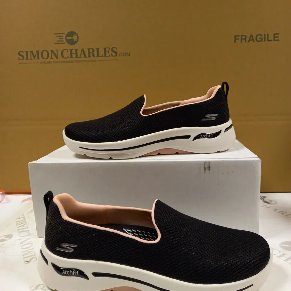 OUTLET SKECHERS GO WALK ARCH FIT GRATEFUL SLIP ON TRAINER SIZE 6