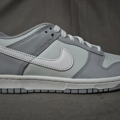 BOXED PAIR OF NIKE DUNK LOW SHOES IN GREY/WHITE UK SIZE 5.5