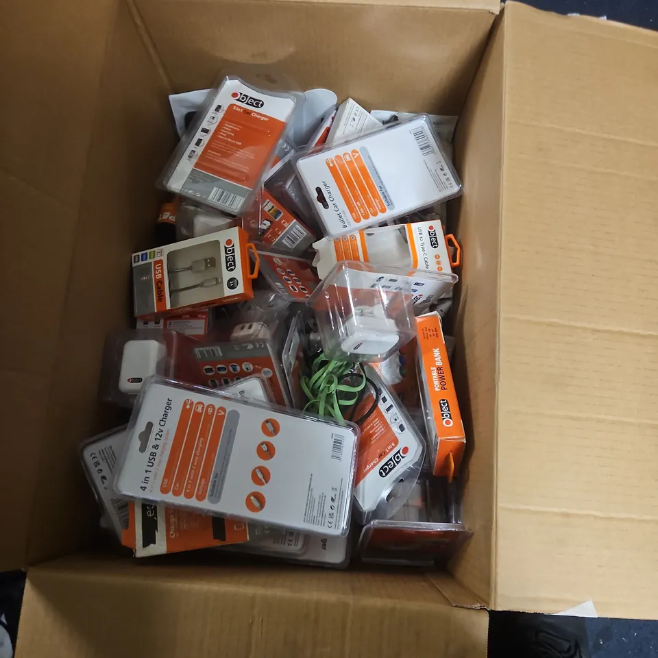 BOX OF ASSORTED ITEMS INCLUDING OBJECT IN-CAR MAGNETIC MOUNT & 3-IN-1 USB & 12V CHARGER – CAR ACCESSORIES 