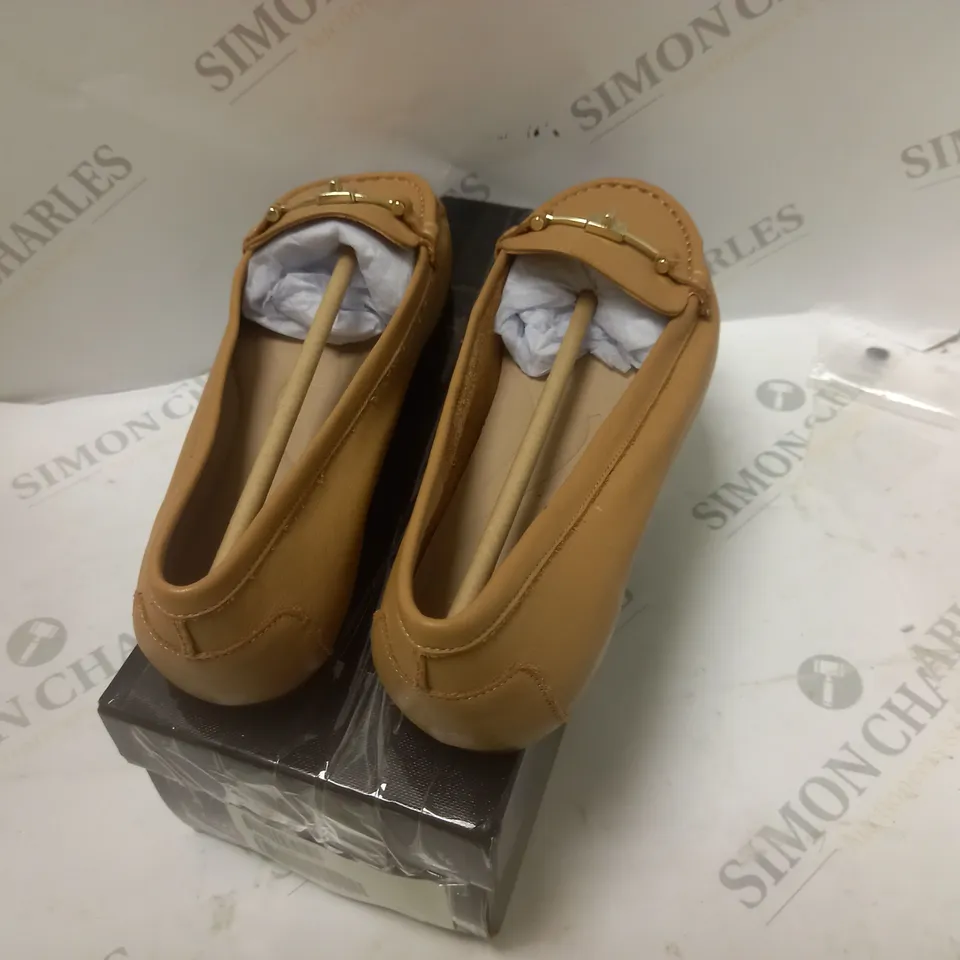 BOXED TAN LEATHER TRIM COMFORT SLIP SHOES 