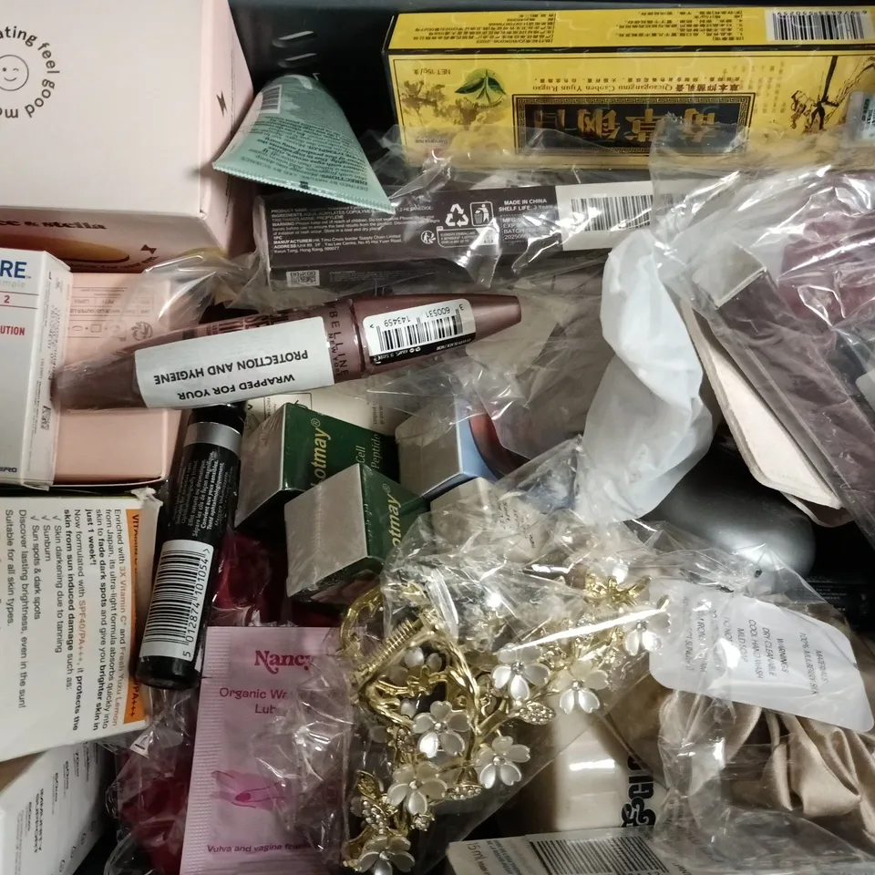 APPROXIMATELY 20 ASSORTED COSMETIC ITEMS TO INCLUDE LUVIE, NIVEA, ETC - COLLECTION ONLY