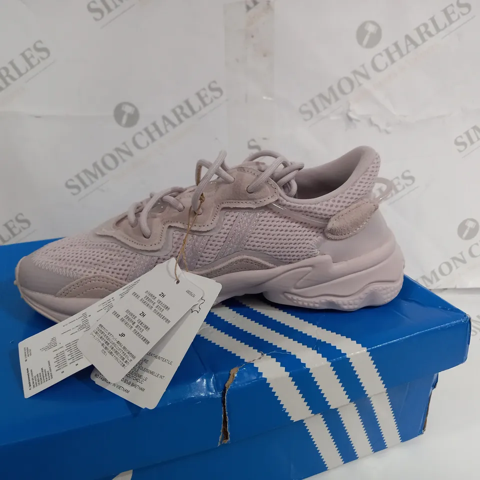 BOXED PAIR OF ADIDAS OZWEEGO TRAINERS SIZE 4.5