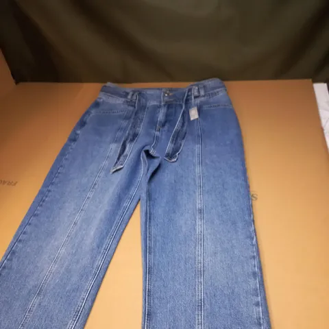 WOMENS BELTED FASION BLUE JEANS SIZE 12