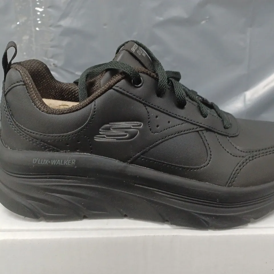 BOXED SKECHERS D'LUX WALKER TRAINERS IN BLACK - SIZE 4